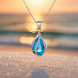 Lívie – Halskette mit blauer Zirkonia und silbernem Finish